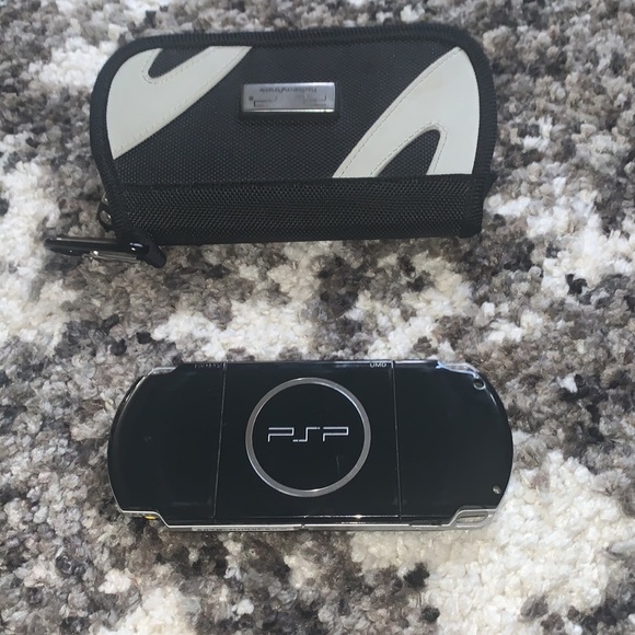 PSP Bundle with 7 games + case and extra disc holder and TV cables - Picture 7 of 7